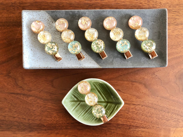 【金箔入り 三色団子 よもぎ】髪留め ヘアクリップ  フェイクフード ミニチュアフード スイーツデコ 1枚目の画像