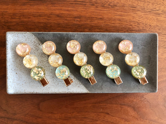 【金箔入り 三色団子 よもぎ】髪留め ヘアクリップ  フェイクフード ミニチュアフード スイーツデコ 4枚目の画像