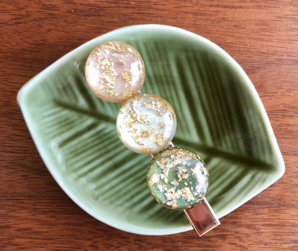 【金箔入り 三色団子 よもぎ】髪留め ヘアクリップ  フェイクフード ミニチュアフード スイーツデコ 2枚目の画像