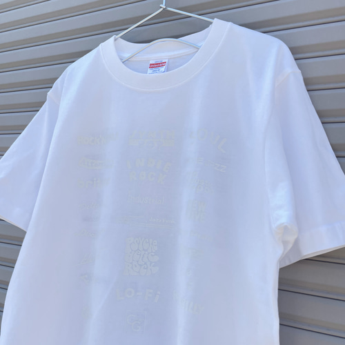 白Tの上に白プリントがおしゃれ！ 色々な音楽ジャンルをプリントした