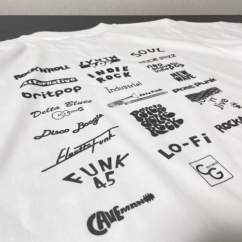 白Tの上に白プリントがおしゃれ！ 色々な音楽ジャンルをプリントした
