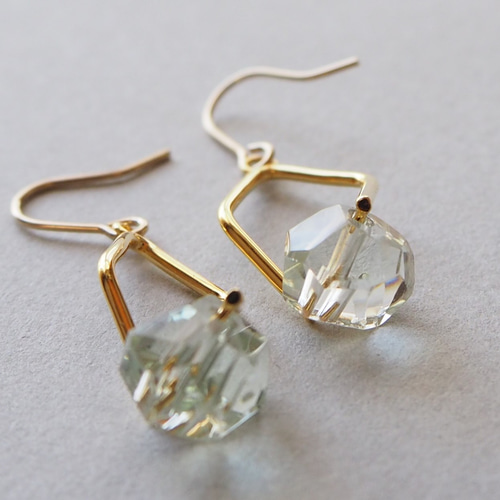 アイスグリーン】天然石グリーンアメジストの多角形ピアス／イヤリング  