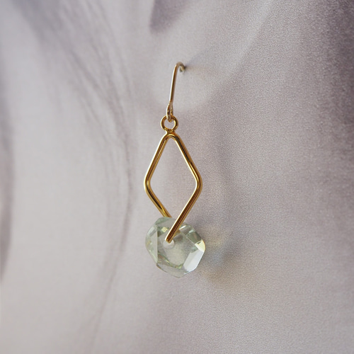 アイスグリーン】天然石グリーンアメジストの多角形ピアス／イヤリング  
