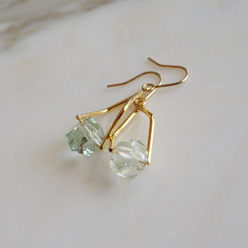 アイスグリーン】天然石グリーンアメジストの多角形ピアス／イヤリング  