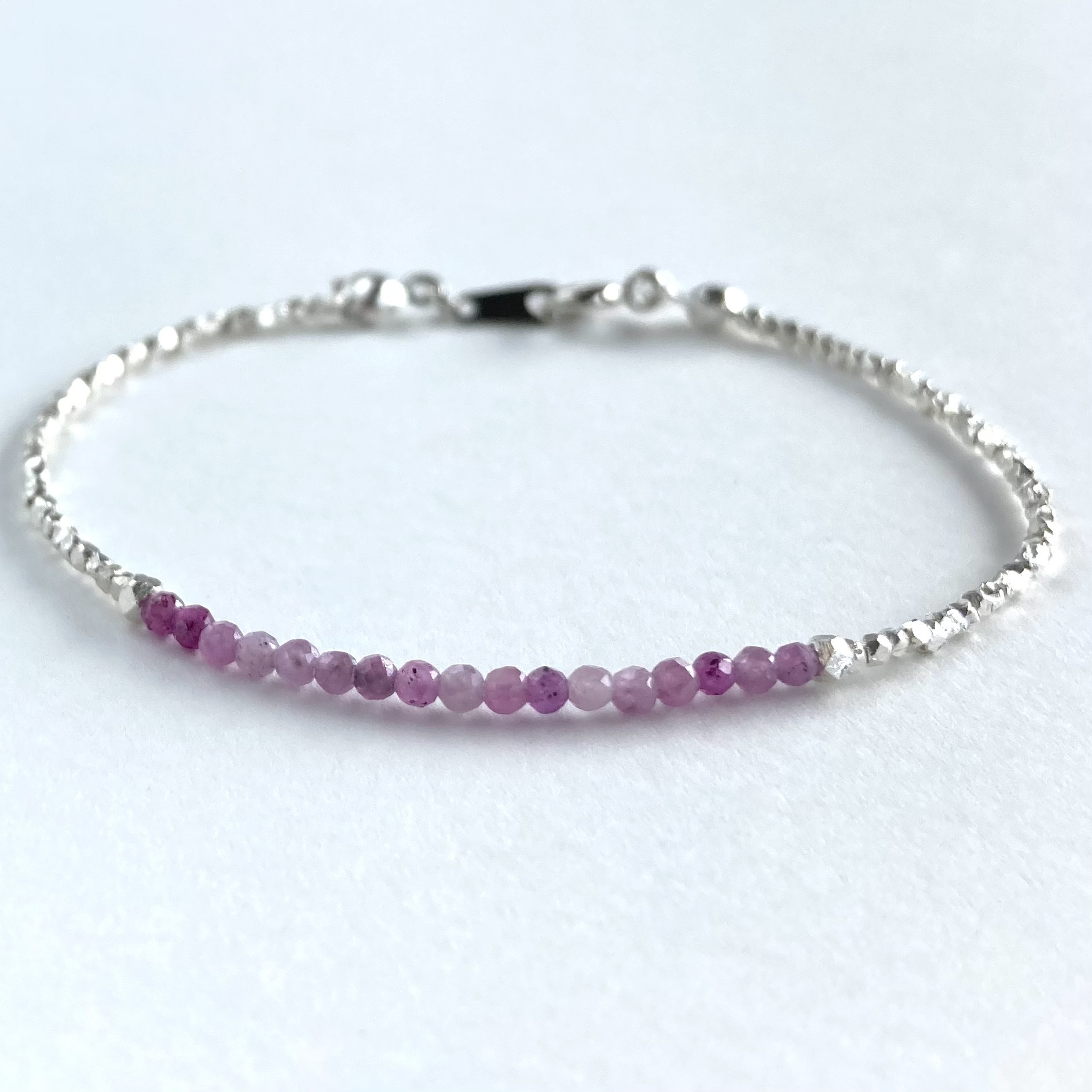 天然石ルビー（ピンクサファイア）とカレンシルバー多角形ビーズのブレスレット②　長さはオーダーで