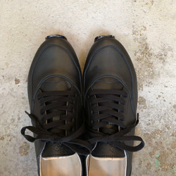 【オールブラック】スリムなのにゆったりな履き心地！ユニセックスデザインの本革大人スニーカー 4枚目の画像