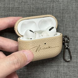 時尚 AirPods/AirPods Pro 保護殼，支援無線充電、可自訂文字，並提供全皮革保護 第5張的照片