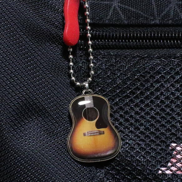 【名入れ無料】ギブソン アコースティックギター キーホルダー【J-45】 1枚目の画像
