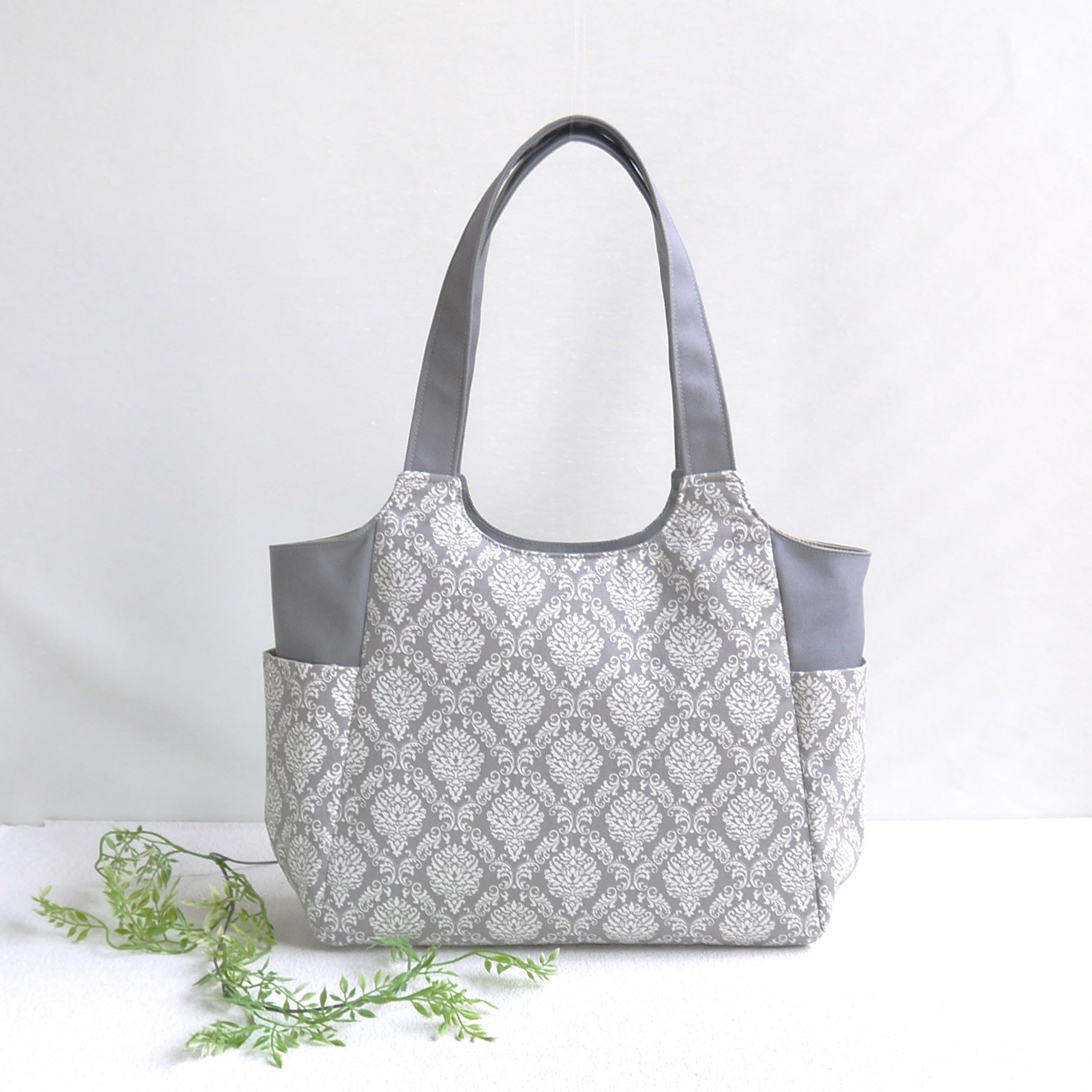 すっきりトート！グレーの永遠の定番ダマスク柄大人トート