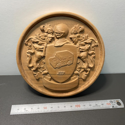 ケヤキ材彫刻のジープ紋章と紋章台 3枚目の画像