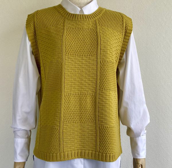 重ね着コーデ　バックスリット　アクリルウールニットベスト　【マスタード】