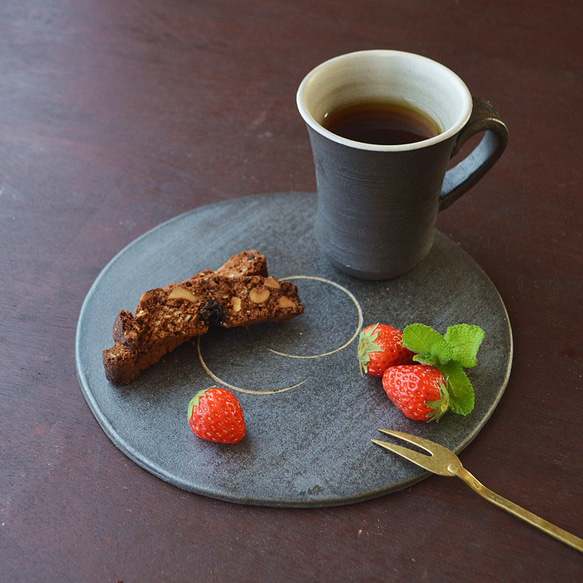 黒陶プレート（まる）／黒・焼き〆陶器（レンジ、オーブン、食洗機対応） 4枚目の画像