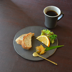 黒陶プレート（まる）／黒・焼き〆陶器（レンジ、オーブン、食洗機対応） 8枚目の画像