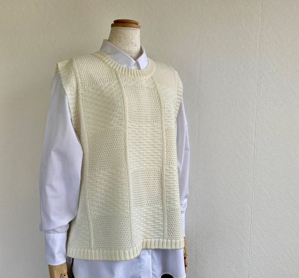 重ね着コーデ　バックスリット　アクリルウールニットベスト　【オフホワイト】 3枚目の画像
