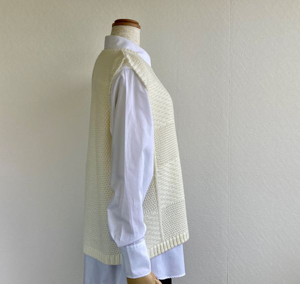 重ね着コーデ　バックスリット　アクリルウールニットベスト　【オフホワイト】 5枚目の画像