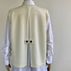 重ね着コーデ　バックスリット　アクリルウールニットベスト　【オフホワイト】 2枚目の画像