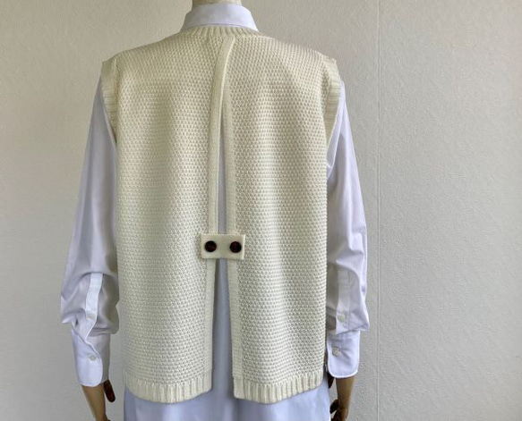 重ね着コーデ　バックスリット　アクリルウールニットベスト　【オフホワイト】 2枚目の画像
