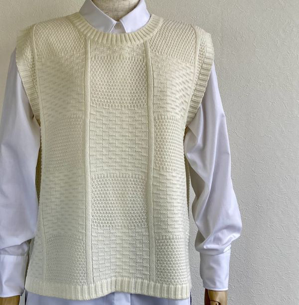 重ね着コーデ　バックスリット　アクリルウールニットベスト　【オフホワイト】 1枚目の画像