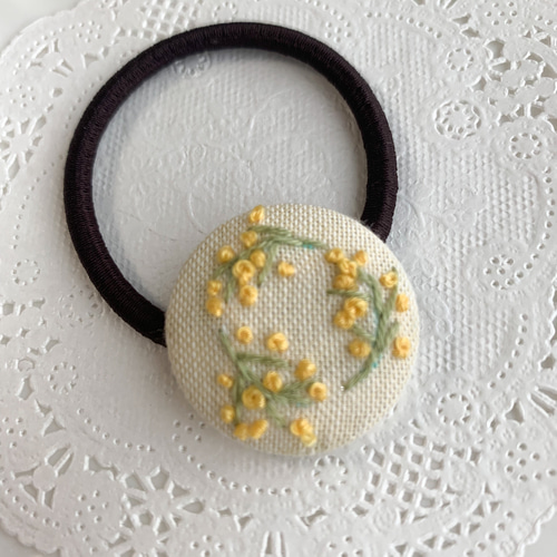 くるみボタン　刺繍　ヘアゴム　ブローチ　ミモザシリーズ 図案なし】ミモザリース刺繍ヘアゴム【DAISO くるみボタン】【初心者