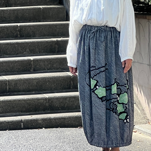 着物リメイク 絹総絞りのバルーンスカート 黒 ロング［156 ...