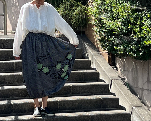 着物リメイク　絹総絞りのバルーンスカート　　黒　ロング［156］ 5枚目の画像