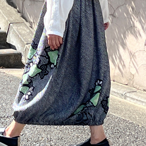 着物リメイク 絹総絞りのバルーンスカート 黒 ロング［156 ...