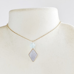 海の精の宝物 アクアマリンとダイヤ型デザインチャームのネックレス（ライトブルー） 2枚目の画像