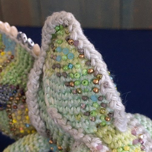 カメレオンあみぐるみ 淡いグリーンのエボシカメレオン ビーズで模様を