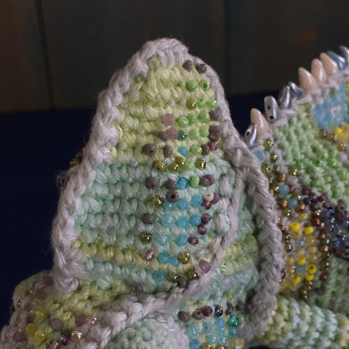 カメレオンあみぐるみ 淡いグリーンのエボシカメレオン ビーズで模様を