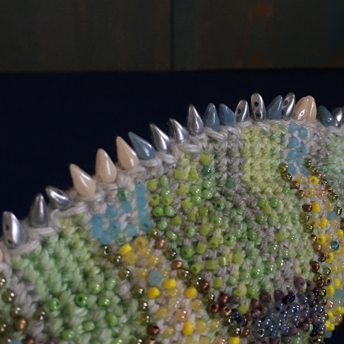 カメレオンあみぐるみ 淡いグリーンのエボシカメレオン ビーズで模様を