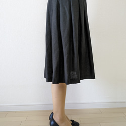 リネンのタック＆ギャザースカート ブラック 2枚目の画像