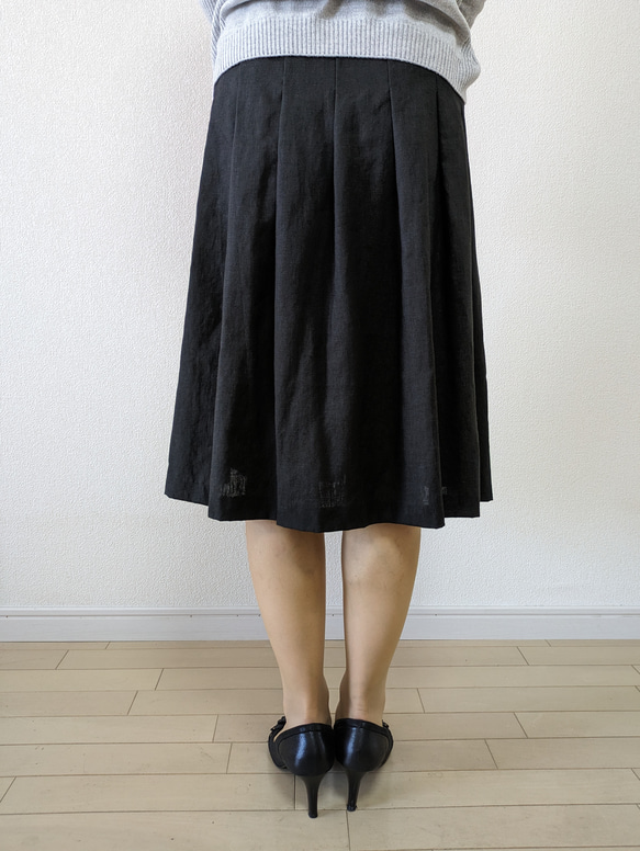 リネンのタック＆ギャザースカート ブラック 3枚目の画像