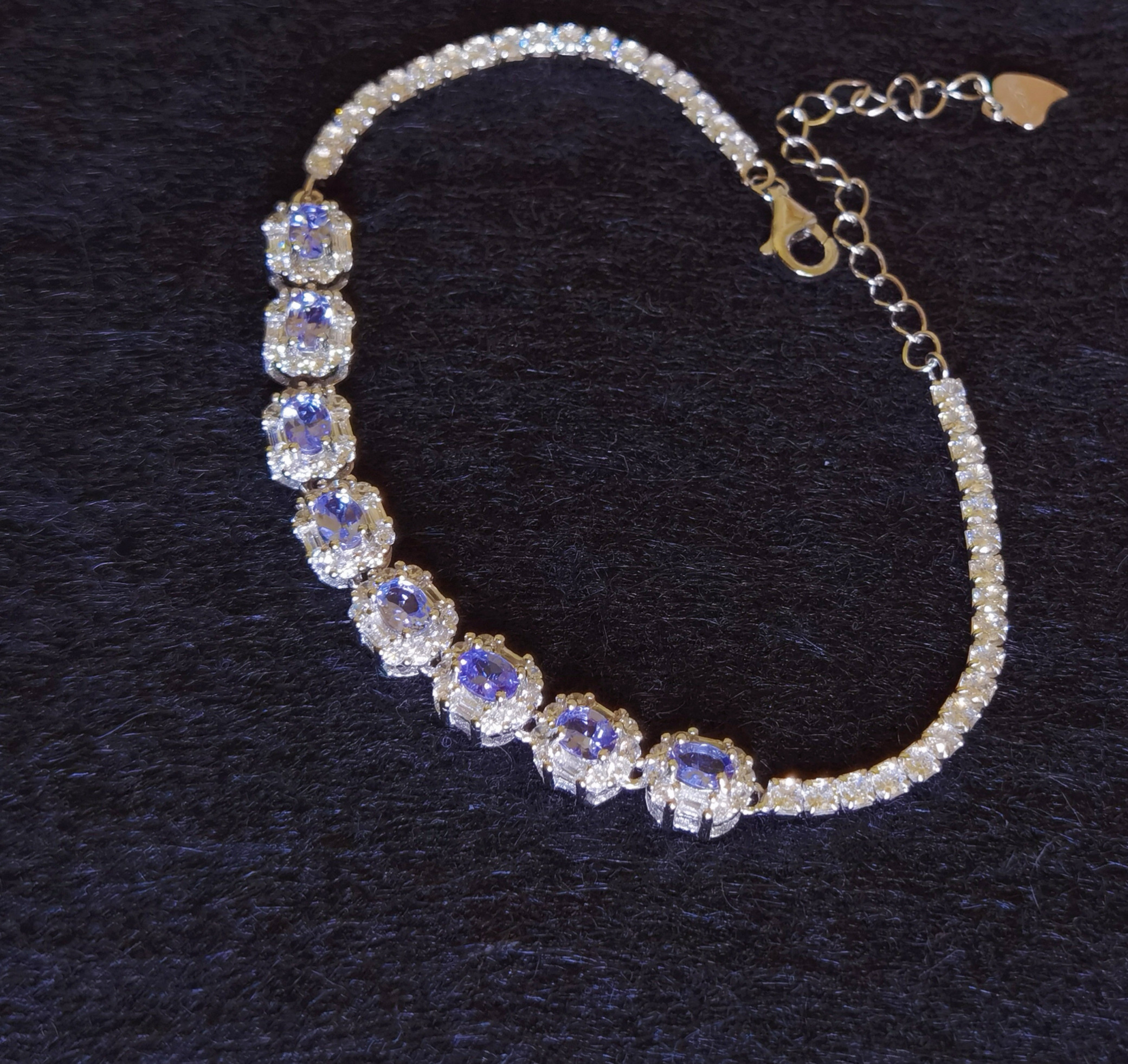 天然宝石「煌めき紫艶」タンザンナイト　銀製ブレスレット　８個の宝石並びの輝き