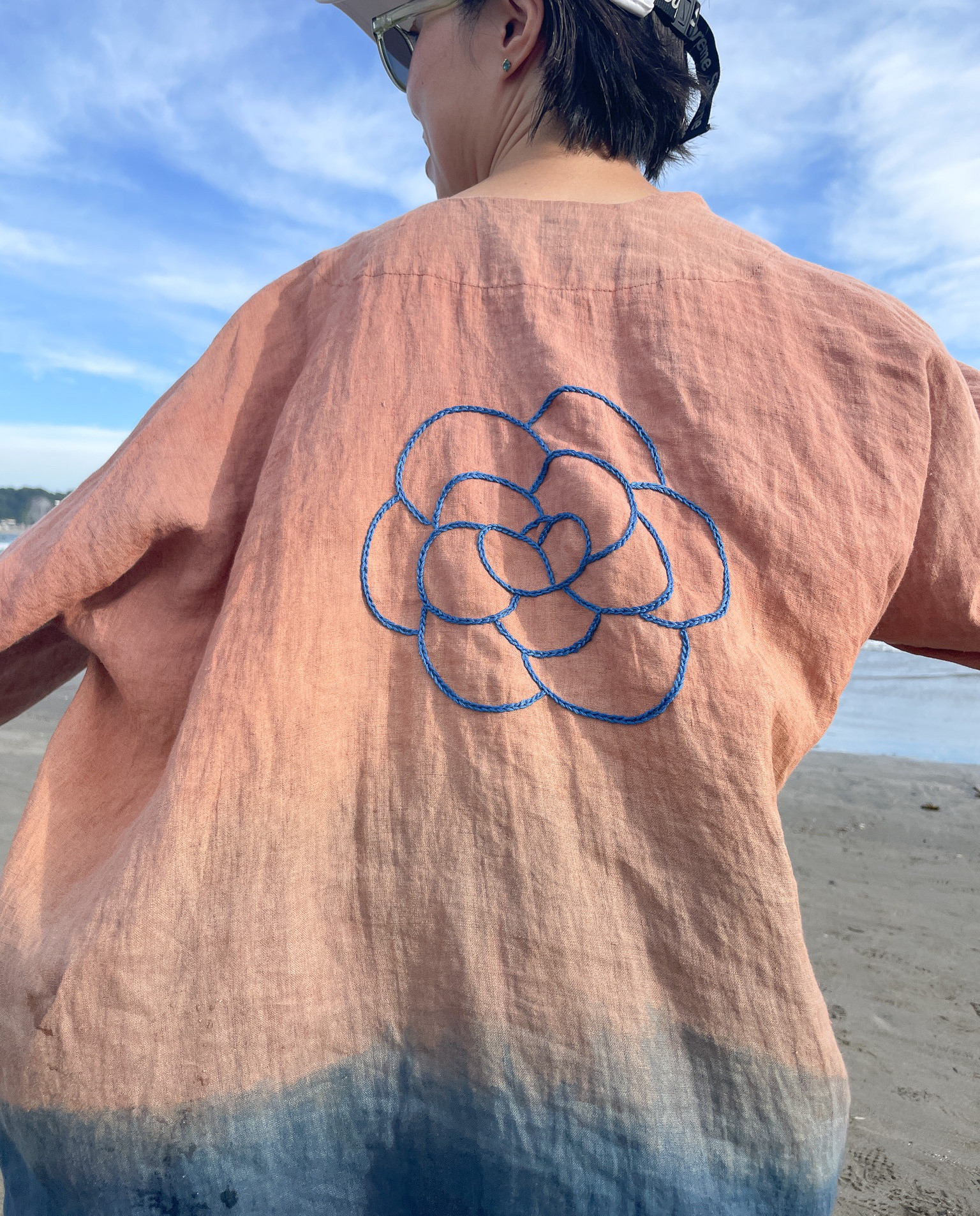 送料無料 SALE " La Vie en rose " 薄手フレンチリネン羽織りカーディガン 泥染 藍染 刺繍