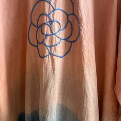 送料無料 " La Vie en rose " 薄手フレンチリネンの羽織りカーディガン 泥染 藍染 手刺繍 バラ色の人生 9枚目の画像
