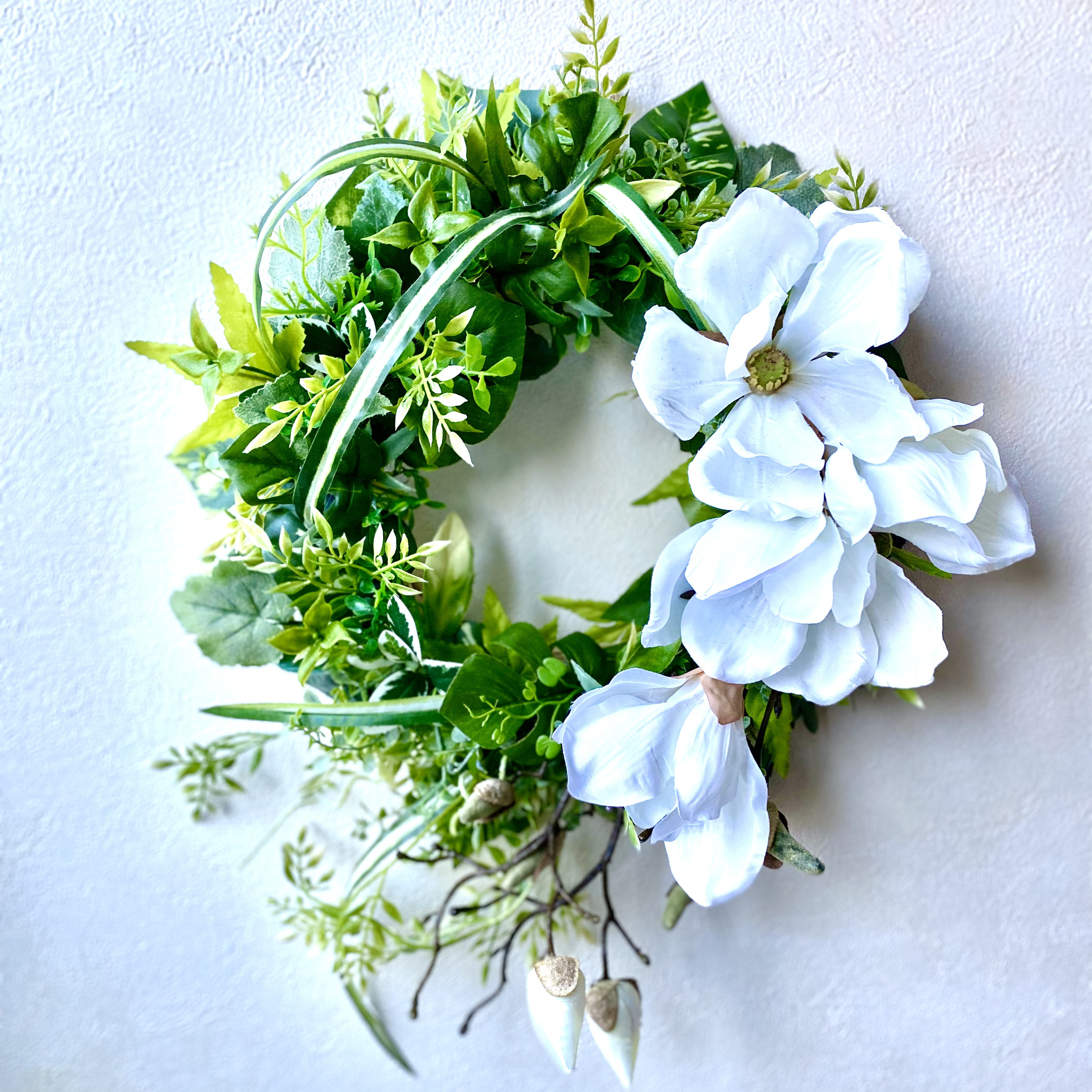 マグノリアとグリーンのリース　35cm アーティフィシャルフラワー　誕生日　結婚祝い　新築祝い　清楚　プレゼント