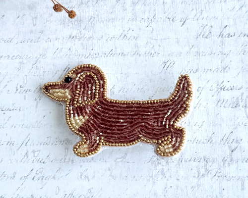 ビーズ刺繍のうちの子ブローチ・ミニチュアダックスフンド（チョコタン