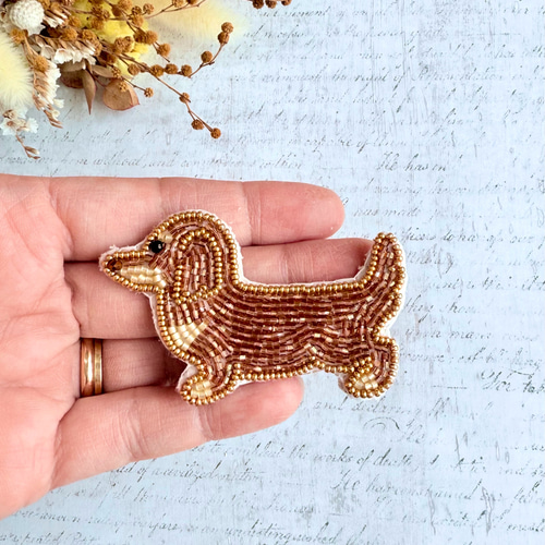ビーズ刺繍のうちの子ブローチ・ミニチュアダックスフンド（チョコタン