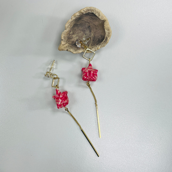 折り紙シリーズ ⎪ 小さな赤い花のイヤリング 1枚目の画像