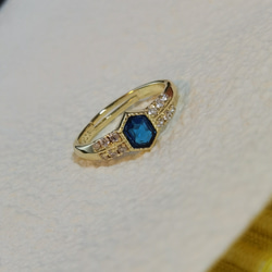 ローマの昔　煌めきサファイアブルー　 シールド リング　サイズ調整可 1枚目の画像