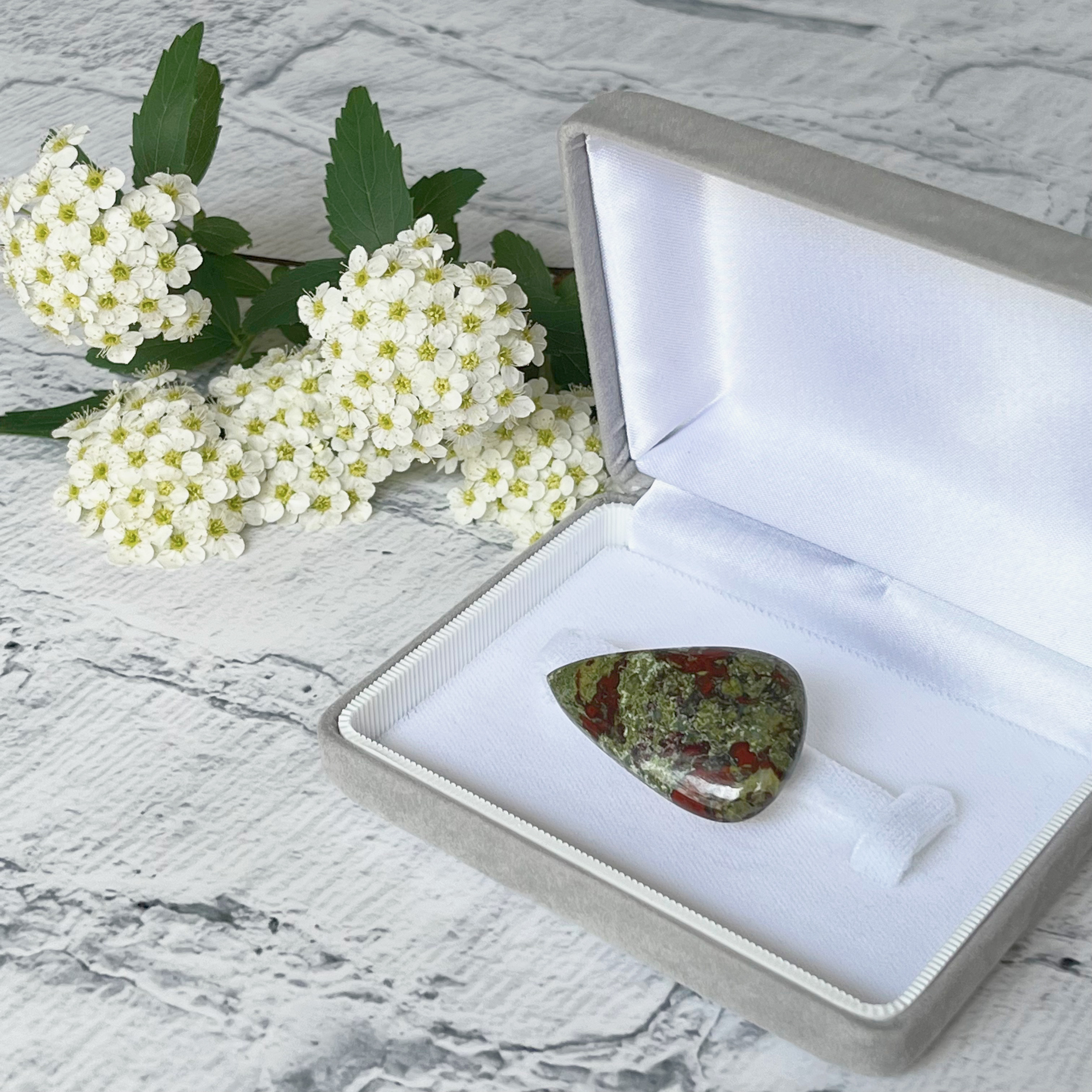 【美麗天然石】龍血碧玉❖ﾄﾞﾗｺﾞﾝﾌﾞﾗｯﾄﾞ･ｼﾞｬｽﾊﾟｰの帯留め✤専用Box付き