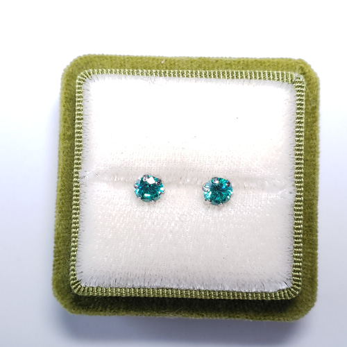 奇跡の輝き パライバトルマリン 人工宝石 4mm プラチナピアス Pt900