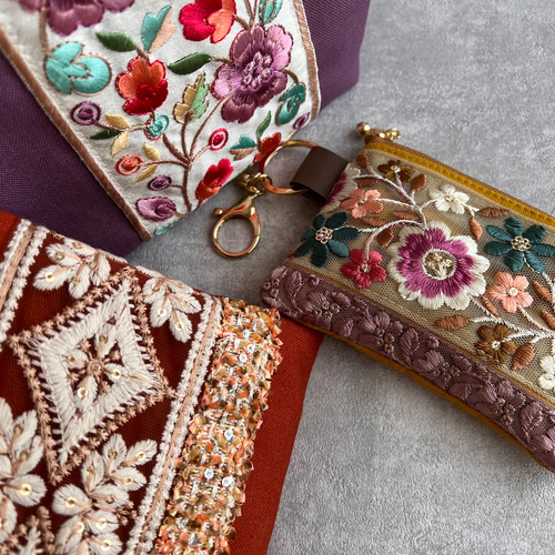 インド刺繍のポーチ　ローズタイガーアイ、レインボーオーラローズクオーツ付き 天然石のワイヤーブローチ✳︎リース✳︎ローズクォーツ✳︎淡水