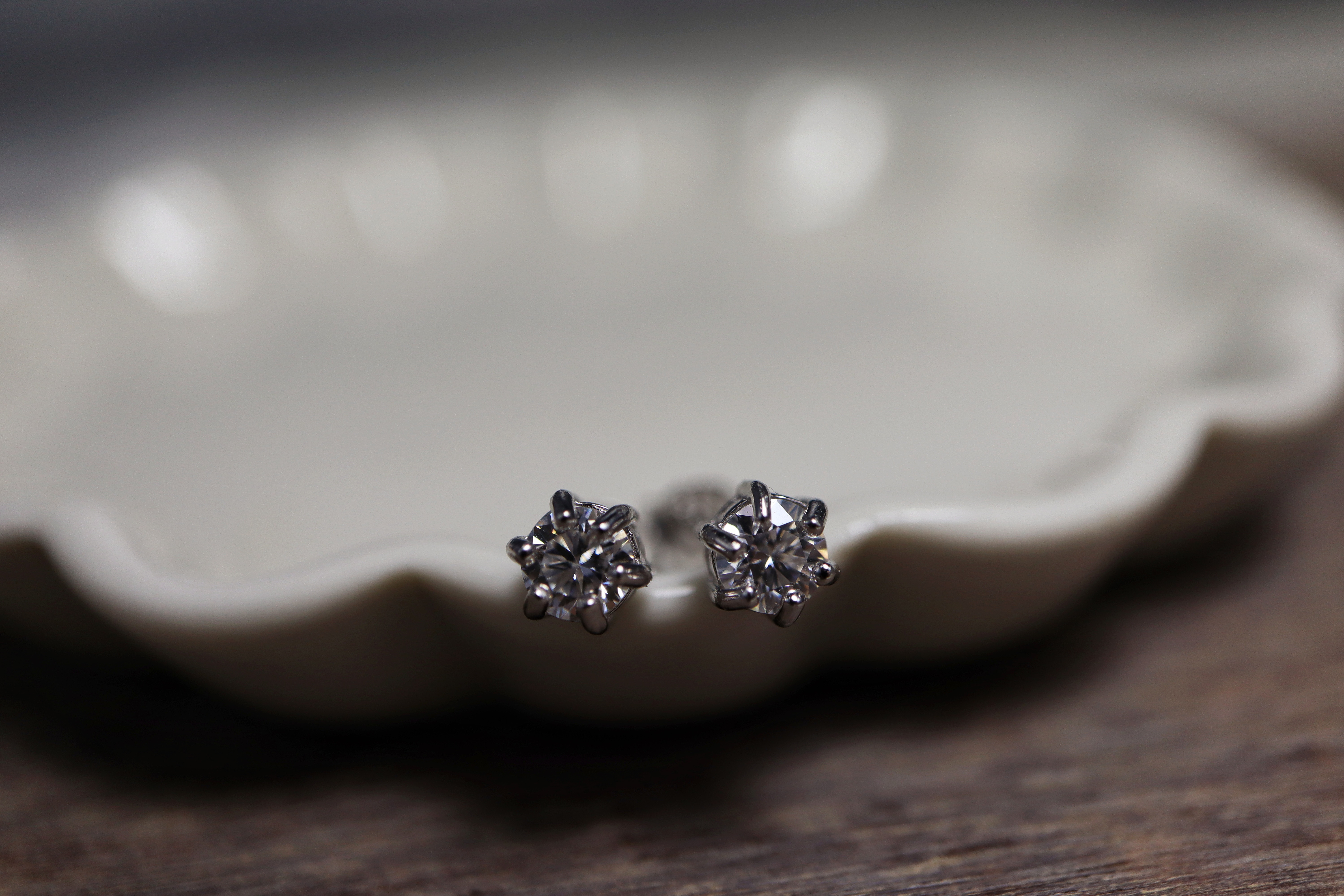 モアサナイトの一粒ピアス