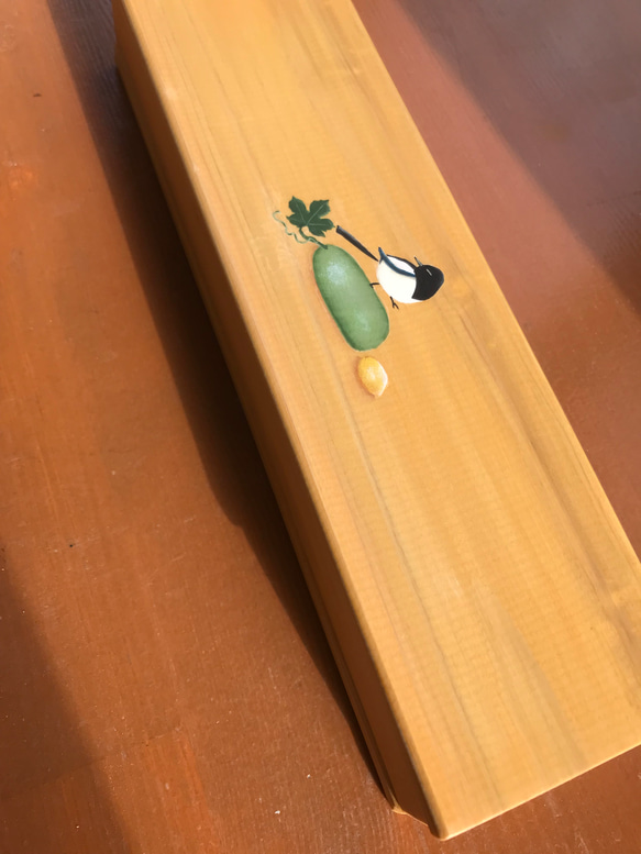 食卓に置ける箸箱(二羽のカチガラス、マクワウリの見張り番）　カトラリーケース　メガネ入れ　小物入れ　蓋付き木製　少人数用 9枚目の画像