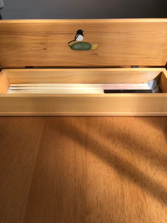 食卓に置ける箸箱(二羽のカチガラス、マクワウリの見張り番）　カトラリーケース　メガネ入れ　小物入れ　蓋付き木製　少人数用 3枚目の画像
