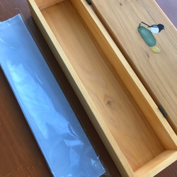 食卓に置ける箸箱(二羽のカチガラス、マクワウリの見張り番）　カトラリーケース　メガネ入れ　小物入れ　蓋付き木製　少人数用 5枚目の画像