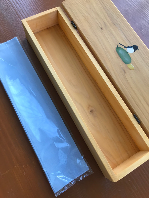 食卓に置ける箸箱(二羽のカチガラス、マクワウリの見張り番）　カトラリーケース　メガネ入れ　小物入れ　蓋付き木製　少人数用 5枚目の画像