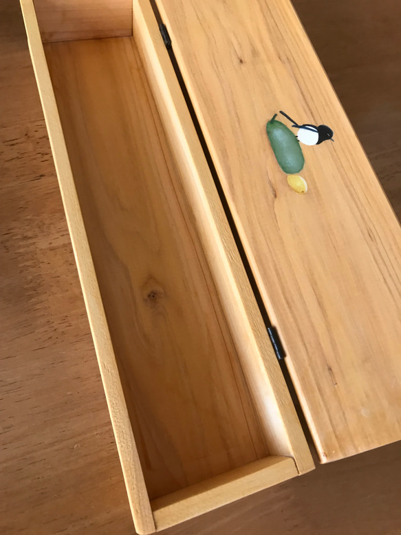 食卓に置ける箸箱(二羽のカチガラス、マクワウリの見張り番）　カトラリーケース　メガネ入れ　小物入れ　蓋付き木製　少人数用 7枚目の画像