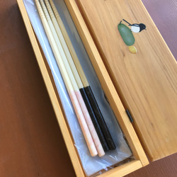 食卓に置ける箸箱(二羽のカチガラス、マクワウリの見張り番）　カトラリーケース　メガネ入れ　小物入れ　蓋付き木製　少人数用 6枚目の画像
